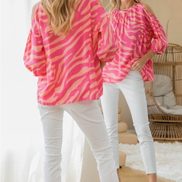🔥🔥Pink Animal Print Top With Cold Shoulders Round Neck 1/2 Sleeve. - Picture 2 of 3